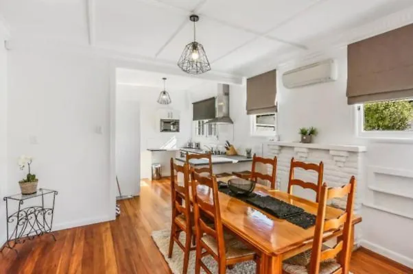 Central And Affordable - Cute Art Deco
